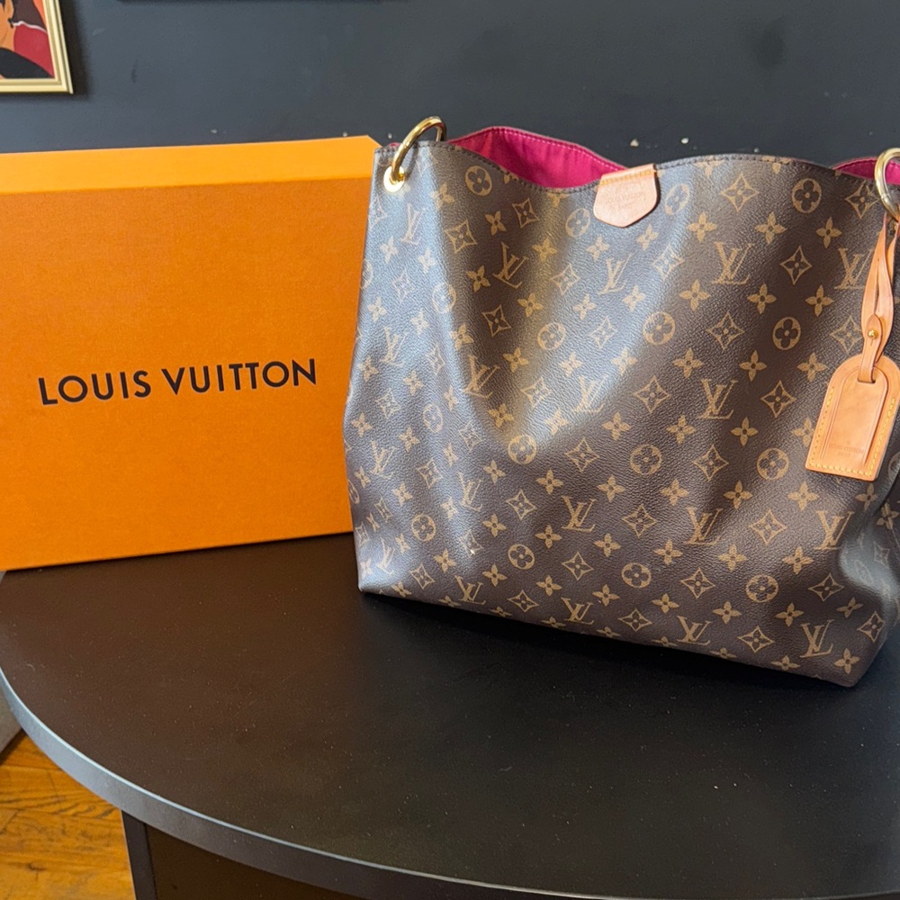 Louis Vuitton Neverfull MM in Monogram Canvas 
Tote with Pink Lining